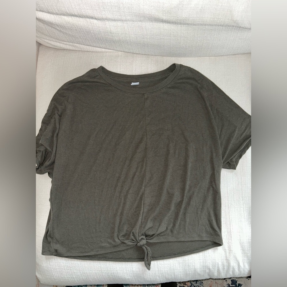 Green tie knot Old Navy shirt